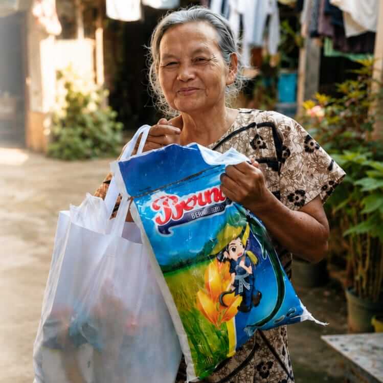 penyaluran sembako dari donasibaju.id